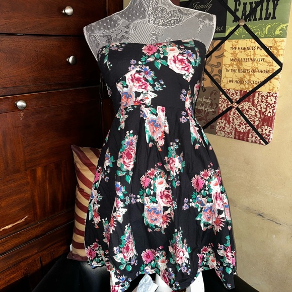 Derek Heart Dresses & Skirts - Derek Heart Black Strapless Dress with Floral Design